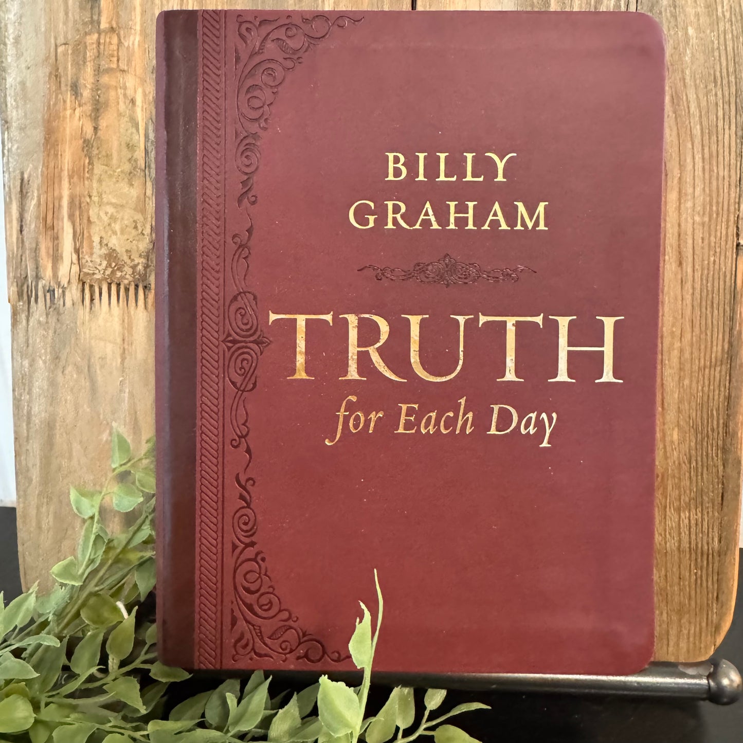 Truth for Each Day: A 365-Day Devotional, Large Print