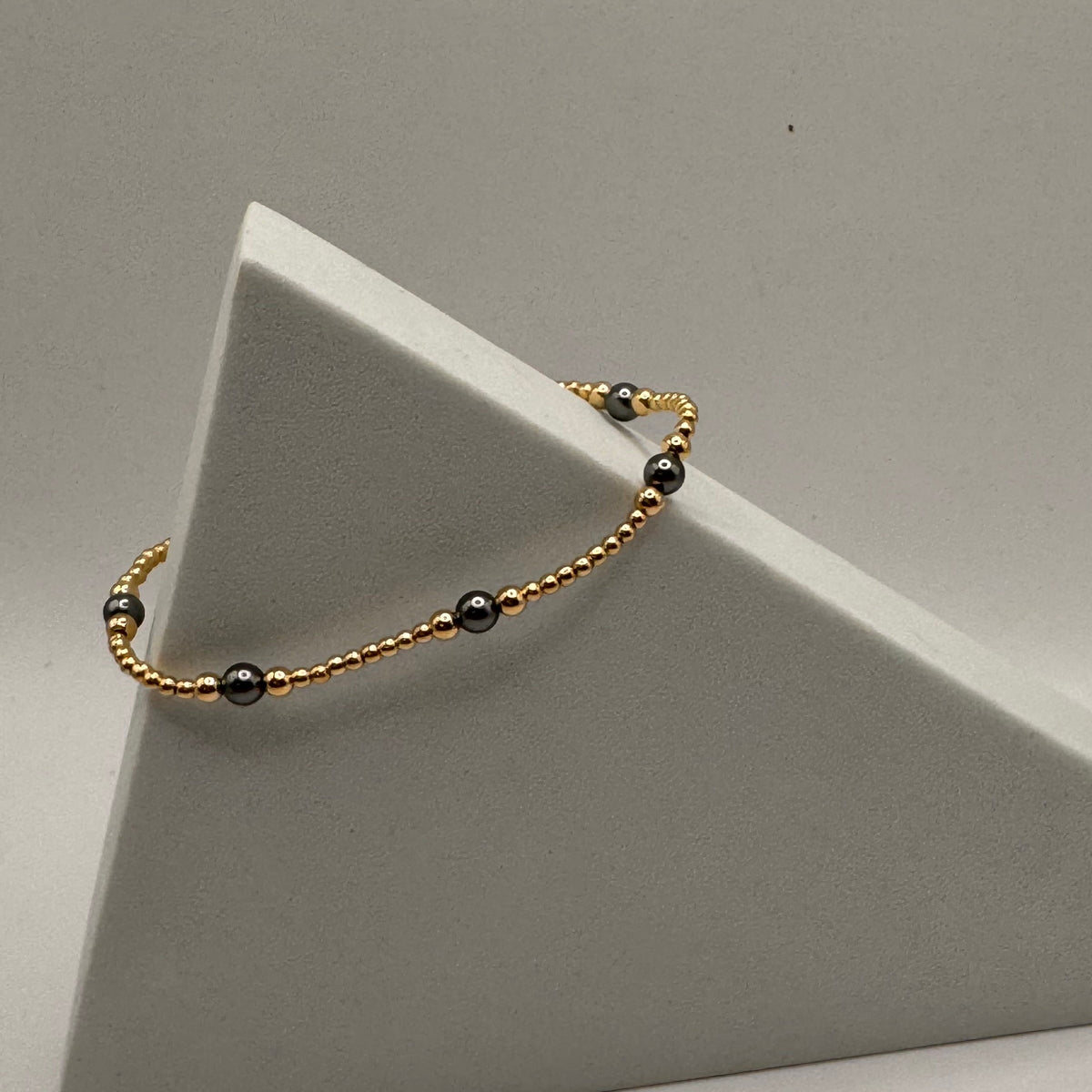 enewton Purpose Pearl Dark Grey 4mm Gold Bracelet